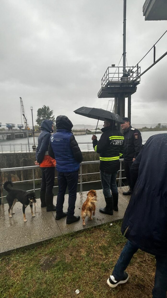Barajul Ișalnița, verificat de autoritățile din Dolj și de câțiva căței