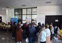 Târgu Jiu: Zeci de angajatori și sute de tineri prezenți la Bursa locurilor de muncă