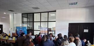 Târgu Jiu: Zeci de angajatori și sute de tineri prezenți la Bursa locurilor de muncă