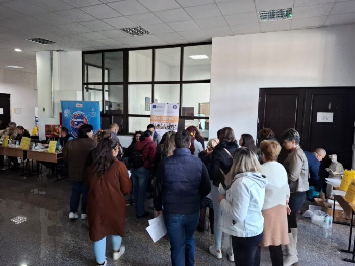 Târgu Jiu: Zeci de angajatori și sute de tineri prezenți la Bursa locurilor de muncă