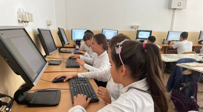 Primesc calculatoare recondiționate prin programul „Dăm Click pe România”