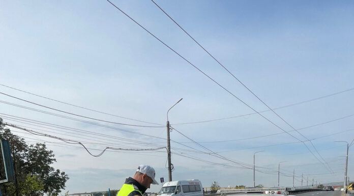 Pietoni amendați pe bandă rulantă