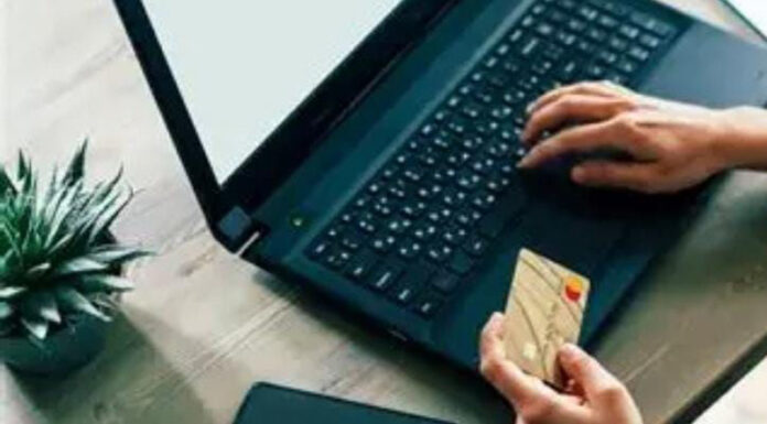 Decizia magistraților pentru tânăra acuzată că ar fi transferat aproape 80.000 de lei din contul bunicii