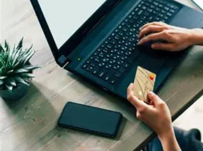 Decizia magistraților pentru tânăra acuzată că ar fi transferat aproape 80.000 de lei din contul bunicii