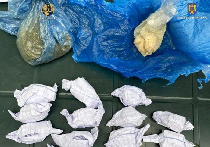 Pinaca, drogul care provoacă paranoia și halucinații, vândut ani la rând în Gorj! Doi bărbați au fost arestați
