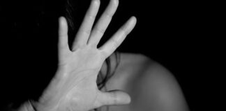 Femeie amenințată cu moartea de propriul fiu