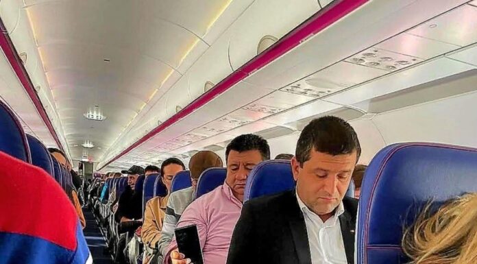 Miruță, pozat când zbura cu un avion low-cost!