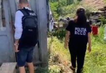 Femeia acuzată că și-a pus fiica de 13 ani să întrețină relații sexuale cu fostul învățător al fetei, în vârstă de 71 de ani, trimisă în judecată alături de pensionar