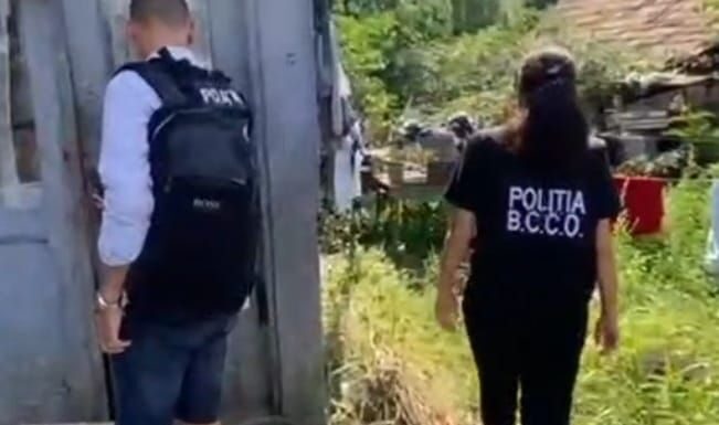 Femeia acuzată că și-a pus fiica de 13 ani să întrețină relații sexuale cu fostul învățător al fetei, în vârstă de 71 de ani, trimisă în judecată alături de pensionar