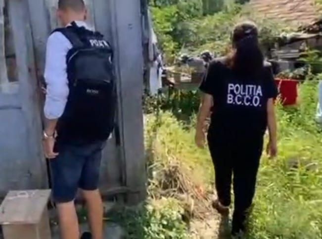 Femeia acuzată că și-a pus fiica de 13 ani să întrețină relații sexuale cu fostul învățător al fetei, în vârstă de 71 de ani, trimisă în judecată alături de pensionar
