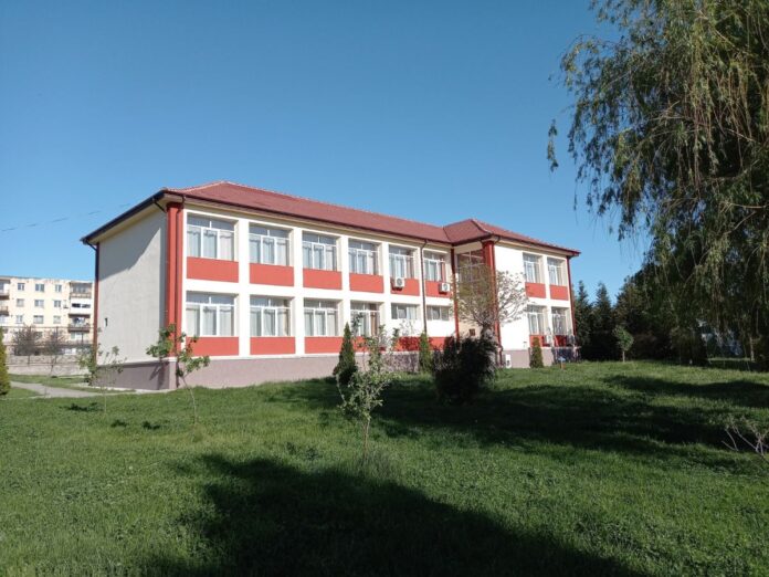 Elevă de 8 ani, rănită în curtea școlii