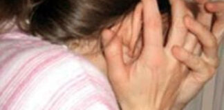 Scandal într-o familie din Padeș: Un bărbat și-a amenințat cu moartea soția și fiica