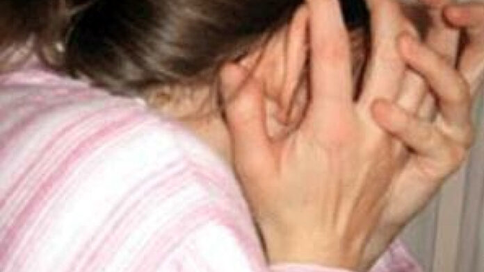 Scandal într-o familie din Padeș: Un bărbat și-a amenințat cu moartea soția și fiica