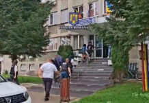 Bărbat din Constanța, cercetat într-un dosar de înșelăciune și fals cu un prejudiciu de peste un milion de lei, dus în arestul IPJ Gorj