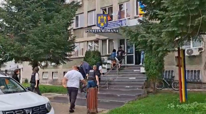 Bărbat din Constanța, cercetat într-un dosar de înșelăciune și fals cu un prejudiciu de peste un milion de lei, dus în arestul IPJ Gorj