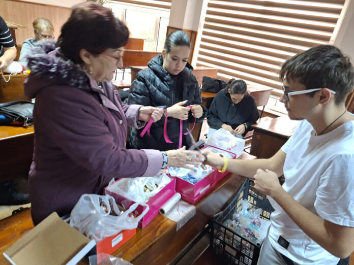 Rovinari: Elevi și profesori – voluntarii care au creat cadouri pentru persoanele vulnerabile, de sărbători