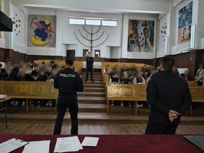 Câinii polițiști și jandarmii, în acțiune cu oamenii legii în școli