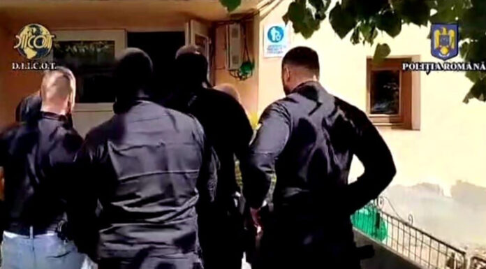 Hotărâre definitivă pentru femeia acuzată că și-a pus fiica de 13 ani să întrețină relații sexuale cu fostul învățător în vârstă de 71 de ani