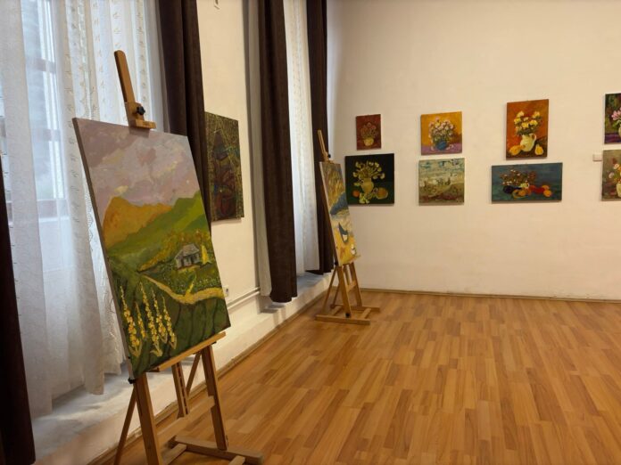 Expoziția „Șoapte de toamnă” s-a deschis la Muzeul Județean Gorj