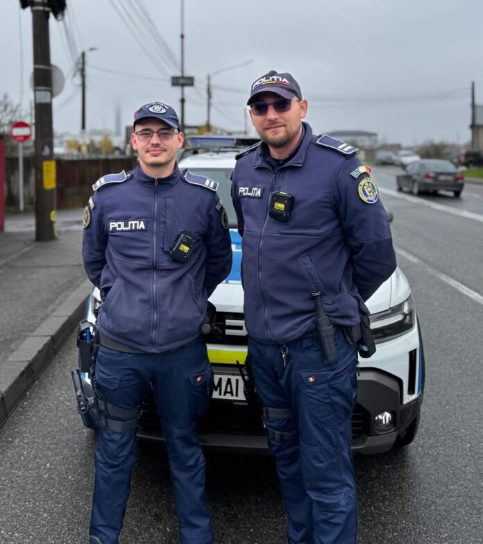 FOTO: Doi polițiști din Târgu-Jiu, în acțiunea care a schimbat destinul unei femei