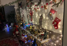 VIDEO: Au transformat scara de bloc în casa lui Moș Crăciun