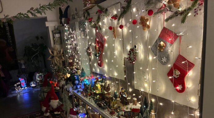 VIDEO: Au transformat scara de bloc în casa lui Moș Crăciun