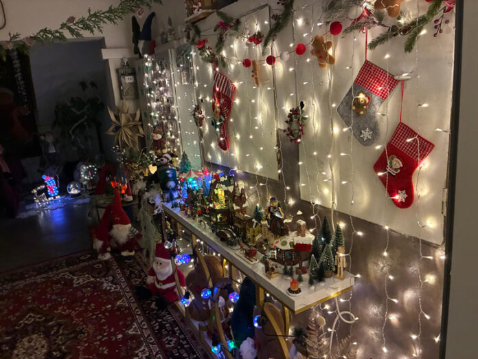 VIDEO: Au transformat scara de bloc în casa lui Moș Crăciun