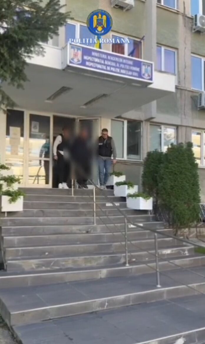 VIDEO: Focuri de armă trase de polițiști la Țicleni! Un bărbat din Târgu-Cărbunești, reținut după ce și-a incendiat mașina