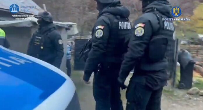 VIDEO: Percheziții în comuna Polovragi! Doi bărbați au ajuns în arest