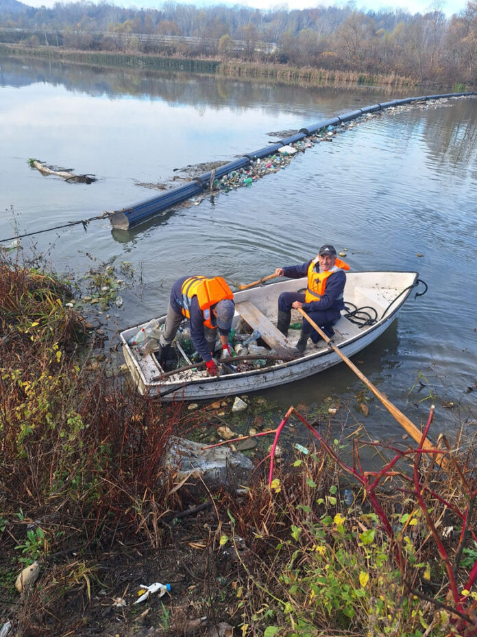 SGA a scos din apă sute de PET-uri