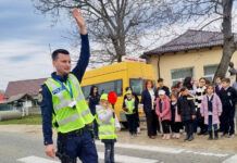 Lecții de siguranță rutieră, predate de polițiști pentru elevii din Bărbătești