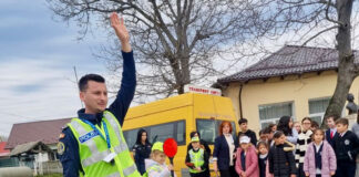 Lecții de siguranță rutieră, predate de polițiști pentru elevii din Bărbătești