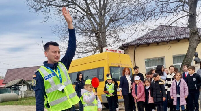 Lecții de siguranță rutieră, predate de polițiști pentru elevii din Bărbătești