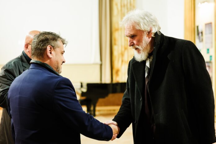 Sculptorul Bata Marianov, laureatul Premiului Național „Constantin Brâncuși” 2025