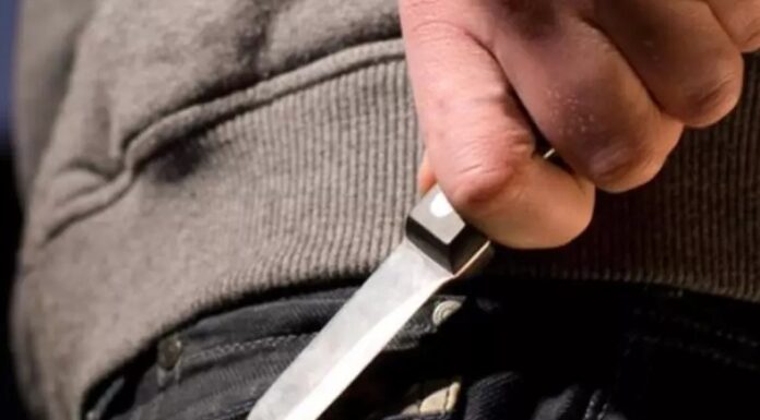 Alergată prin curte cu briceagul. Soț violent, evacuat din locuință