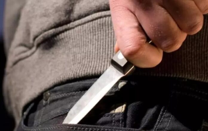 Alergată prin curte cu briceagul. Soț violent, evacuat din locuință