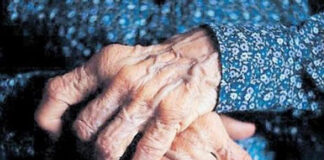 Reținut după ce și-a bătut bunica