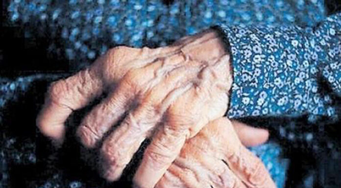 Reținut după ce și-a bătut bunica