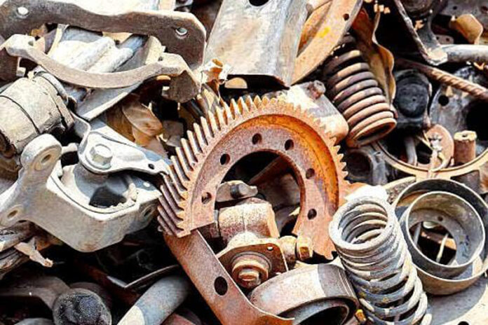 Cercetați pentru evaziune fiscală, după ce au vândut fier vechi