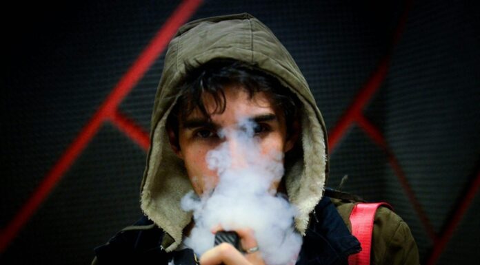 Vapatul în locul fumatului: Ce ar trebui să știe începătorii despre țigările electronice