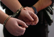 Tânăr încătușat după tamponare