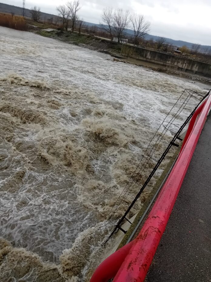 Jiul a depășit cota de atenție la stația hidrometrică Răcari