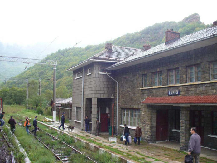 Tren întârziat din cauza unei șine rupte la Lainici