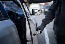 Au spart două mașini și au folosit cardurile furate la cumpărături