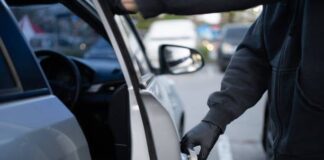 Au spart două mașini și au folosit cardurile furate la cumpărături