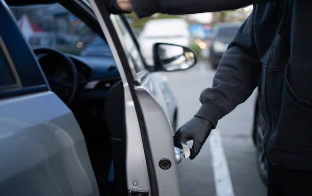 Au spart două mașini și au folosit cardurile furate la cumpărături