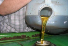 Riscă să ajungă după gratii pentru câțiva litri de motorină