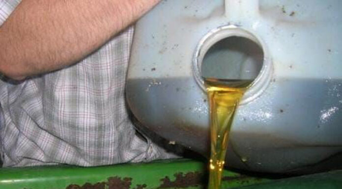 Riscă să ajungă după gratii pentru câțiva litri de motorină