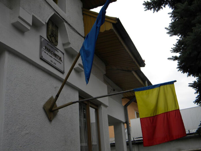 Agresorul minorului bătut pe o stradă din Târgu-Jiu, pus sub control judiciar