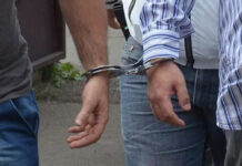 Reținuți după ce au încercat să-și scape prietenul de dosar penal